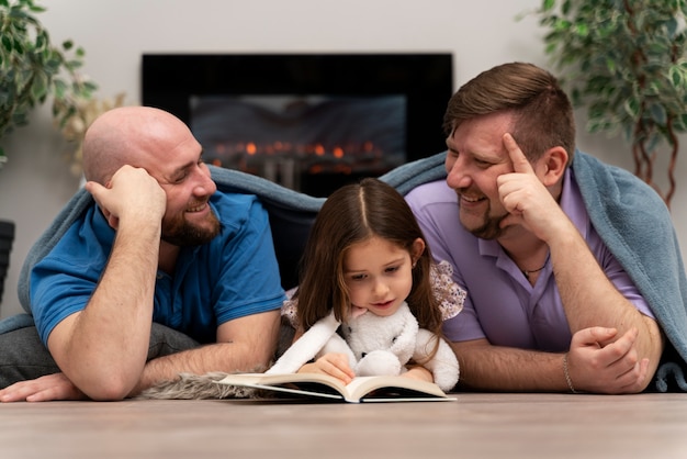 Glückliche Familie mit zwei Vätern und einem Baby