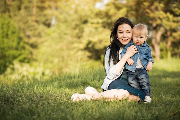 Glückliche familie mutter kleine junge tochter