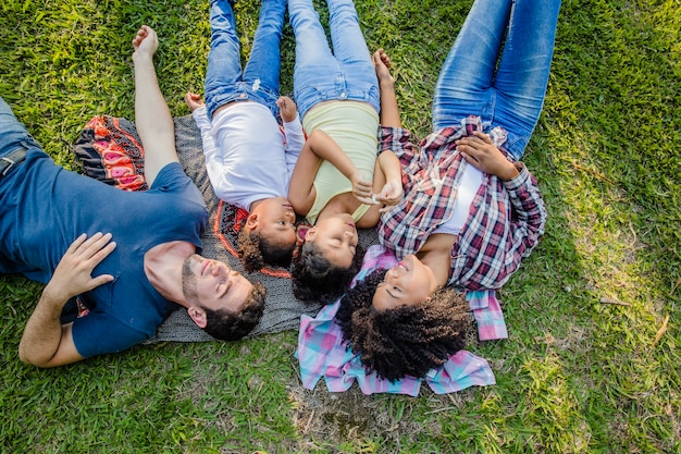 Glückliche Familie schläft auf dem Gras