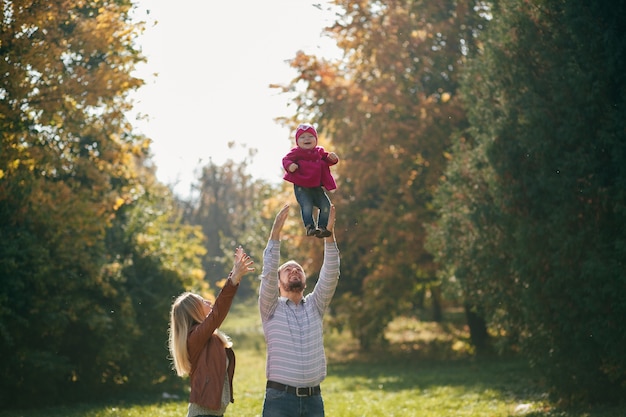 Glückliche Familie spielen im Wald