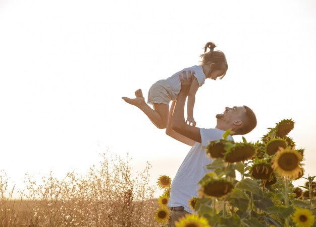 Glückliche Familie, Vater und Tochter spielen auf dem Feld