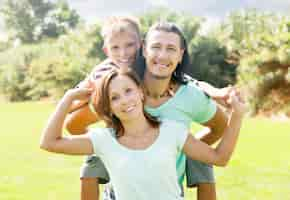 Kostenloses Foto glückliche familie von drei