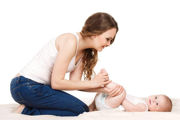 glückliche familie von mutter und süßem baby im freien