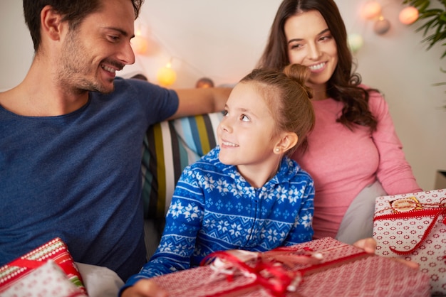 Glückliche Familie zur Weihnachtszeit