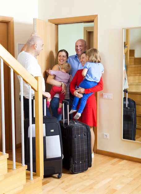 Kostenloses Foto glückliche familie