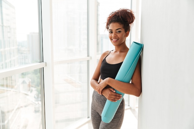 Glückliche Fitnessfrau, die schaut und lächelt