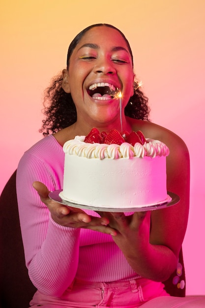 Glückliche Frau des mittleren Schusses, die Kuchen hält