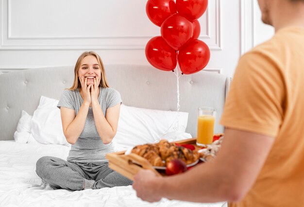 Glückliche Frau, die am Valentinstag überrascht wird