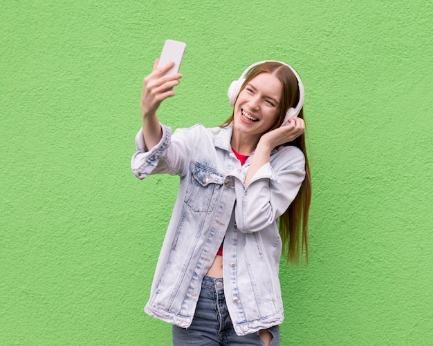 Kostenloses Foto glückliche frau, die ein selfie nimmt