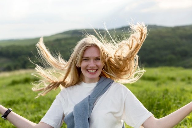 Kostenloses Foto glückliche frau, die ihre zeit in der natur genießt