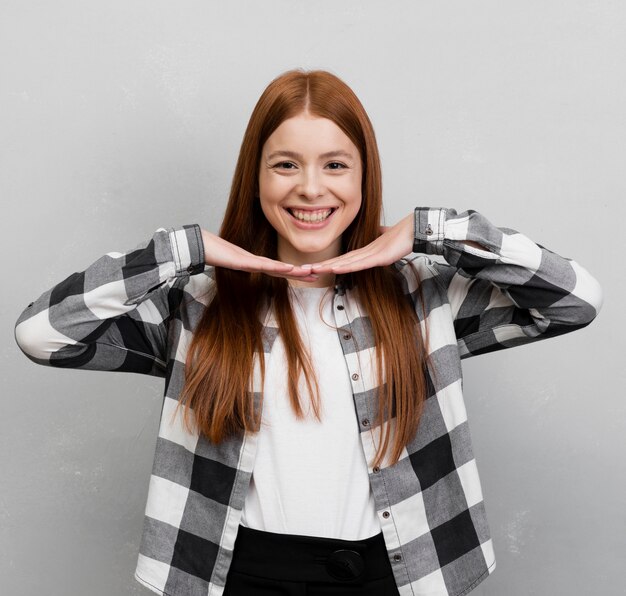 Glückliche Frau, die im Studio aufwirft