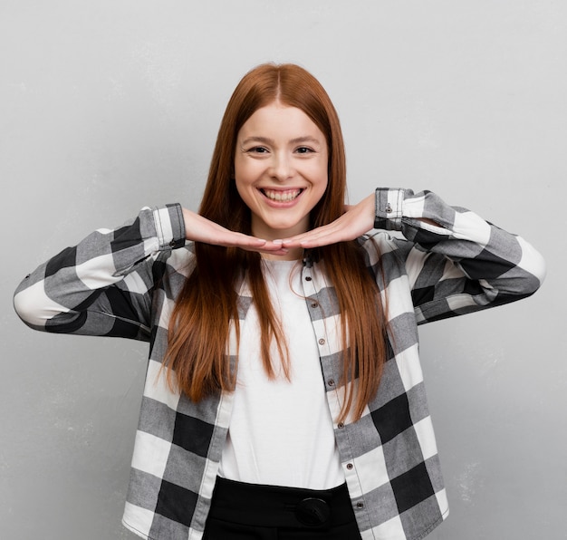 Glückliche Frau, die im Studio aufwirft