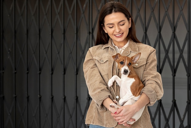 Glückliche Frau, die mit ihrem Hund aufwirft