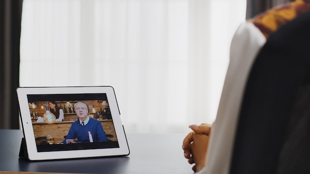 Glückliche Frau, die mit ihrem Vater bei einem Videoanruf mit Tablet-Computer spricht.