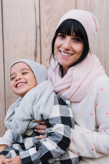 Glückliche Frau, die mit kleinem Jungen sitzt