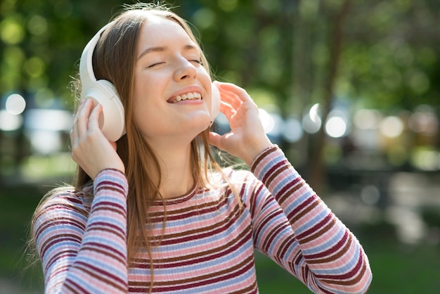 Glückliche Frau, die Musik hört