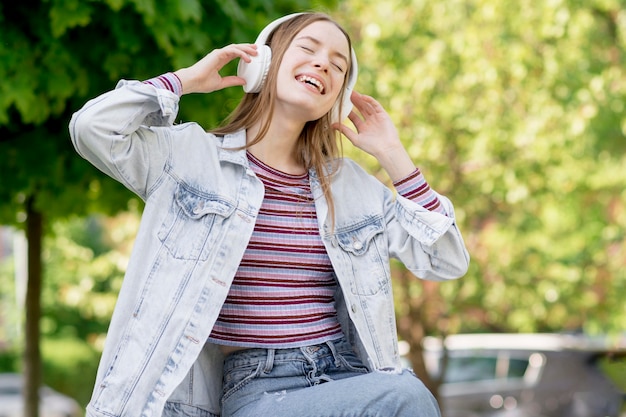 Glückliche Frau, die Musik hört