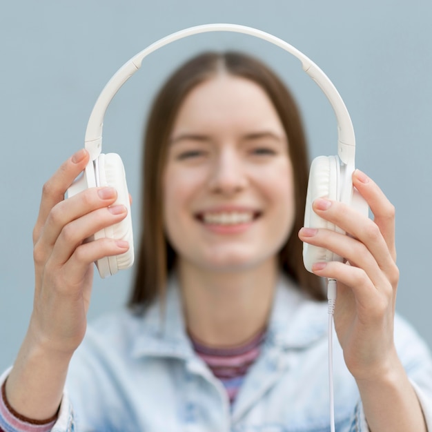 Kostenloses Foto glückliche frau, die musik hört