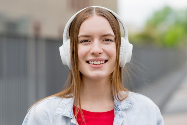 Glückliche Frau, die Musik hört