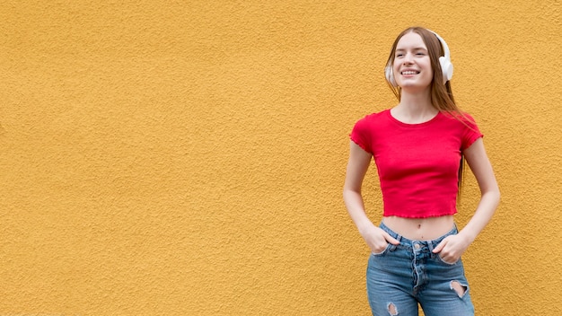 Kostenloses Foto glückliche frau, die musik hört