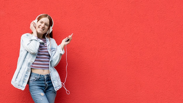 Glückliche Frau, die Musik hört