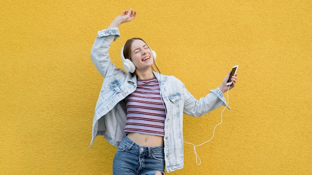 Glückliche Frau, die Musik hört