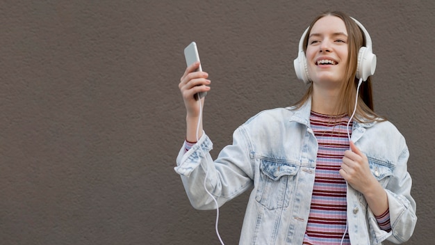 Glückliche Frau, die Musik hört