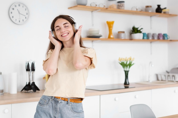 Glückliche Frau, die Musik hört