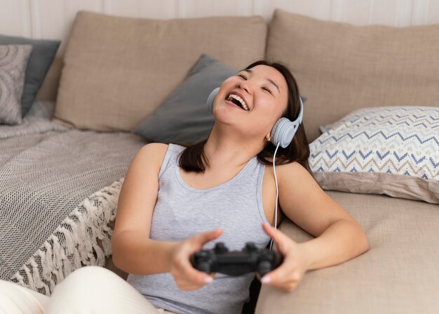 Glückliche Frau, die Videospiel spielt
