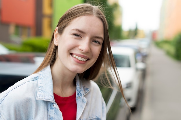 Kostenloses Foto glückliche frau im freien