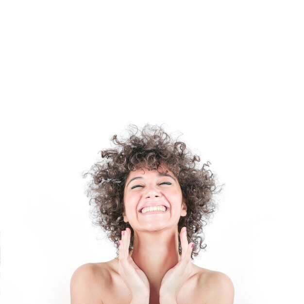 Glückliche Frau im lockigen Haar getrennt über weißem Hintergrund