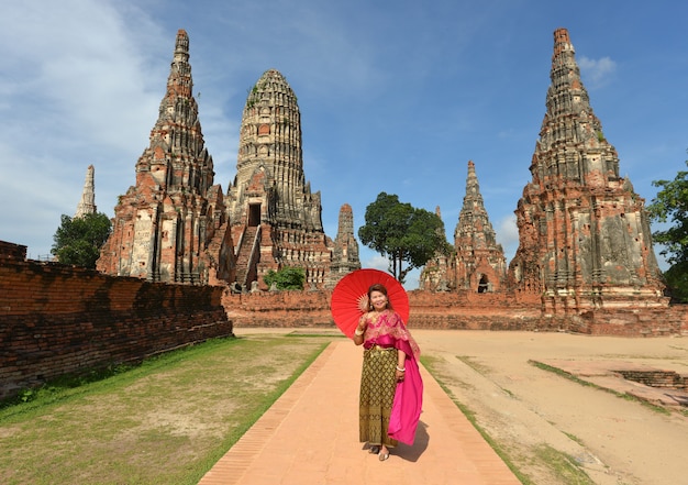 Glückliche Frau im Ruhestand in der traditionellen thailändischen Kleiderreise am Tempel.