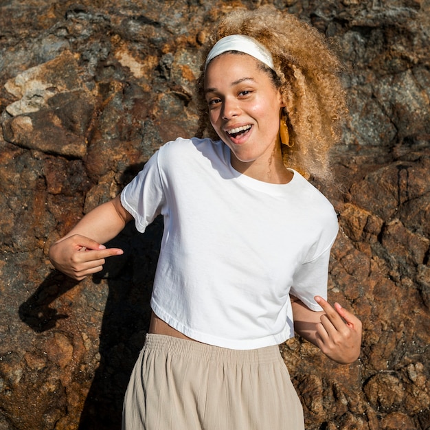 Glückliche Frau in weißem Crop Top Outdoor-Fotoshooting