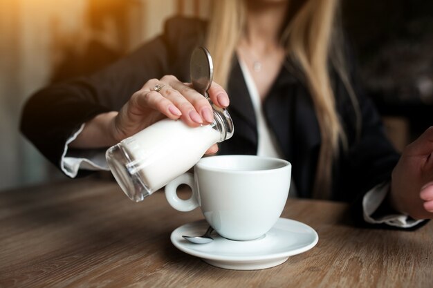 Glückliche Frau Lifestyle Shop Kaffee