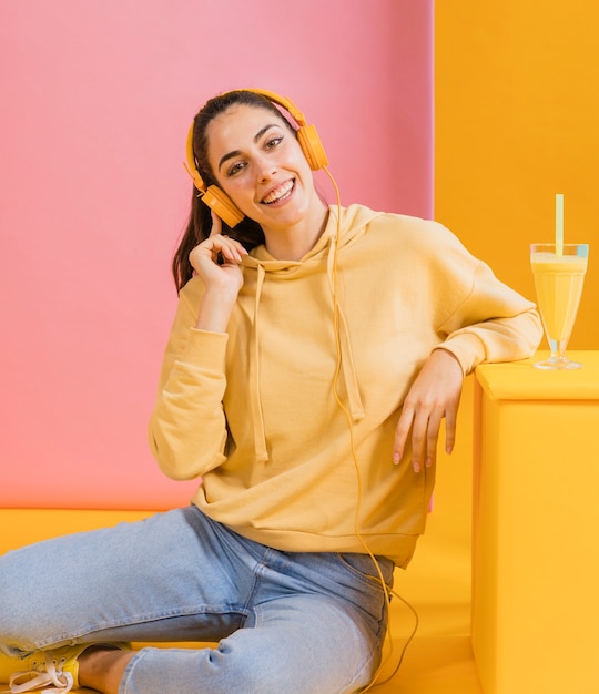 Kostenloses Foto glückliche frau mit einem glas saft