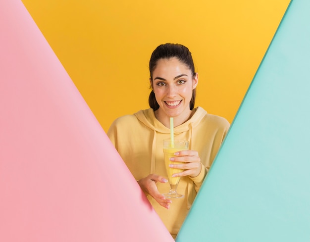 Glückliche Frau mit einem Glas Saft