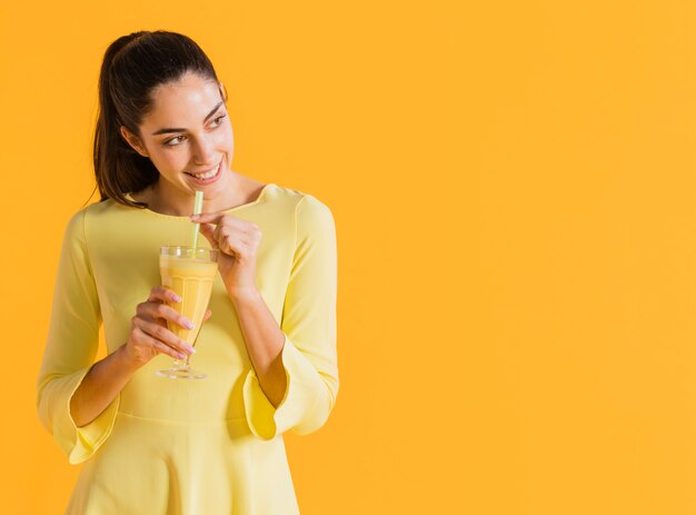 Glückliche Frau mit einem Glas Saft