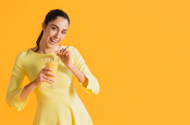 Glückliche Frau mit einem Glas Saft