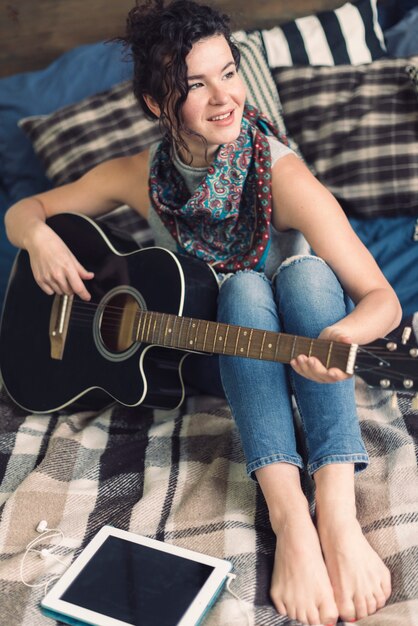 Glückliche Frau mit Gitarre