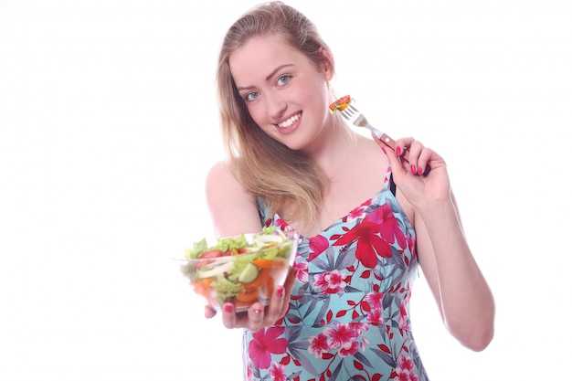 Glückliche Frau mit Schüssel frischem Salat