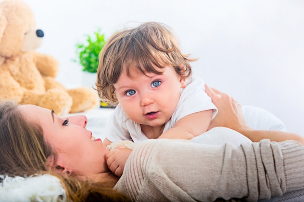 Glückliche Frau mit Sohn