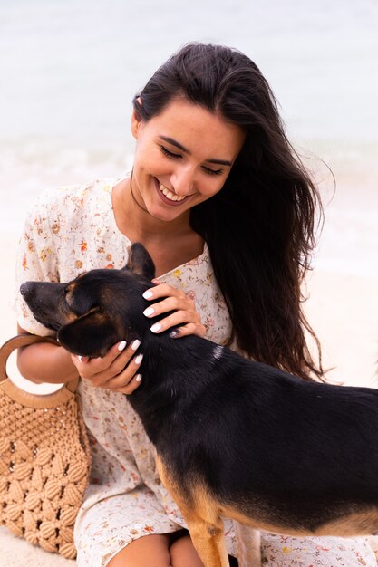 Glückliche Frau mit Strandhund