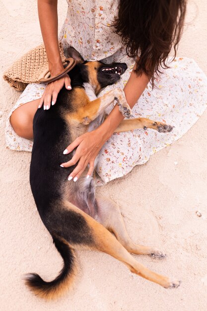 Glückliche Frau mit Strandhund