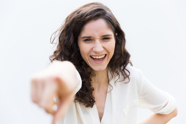 Kostenloses Foto glückliche frau oder internierter, die zeigefinger zeigen