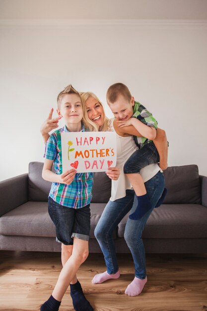 Glückliche Frau posiert mit ihren Kindern für Muttertag