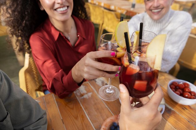 Glückliche Frauen des hohen Winkels mit Sangria