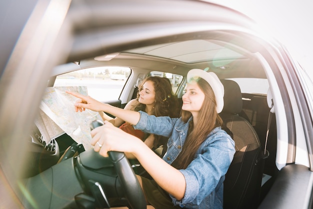 Kostenloses Foto glückliche frauen, die auto fahren