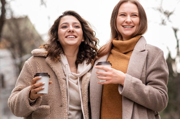 Glückliche Frauen, die zusammen draußen gehen