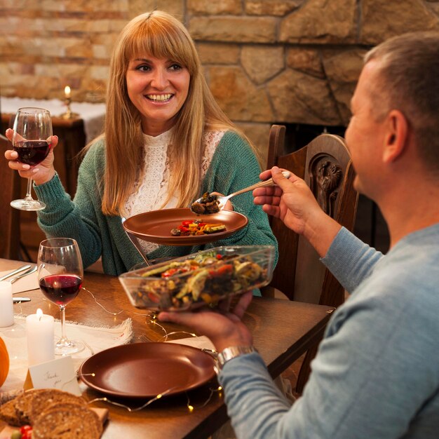 Glückliche Frauen, die zusammen essen