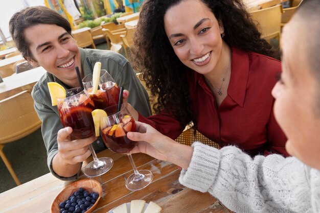 Glückliche Frauen mit hohem Winkel der Sangria